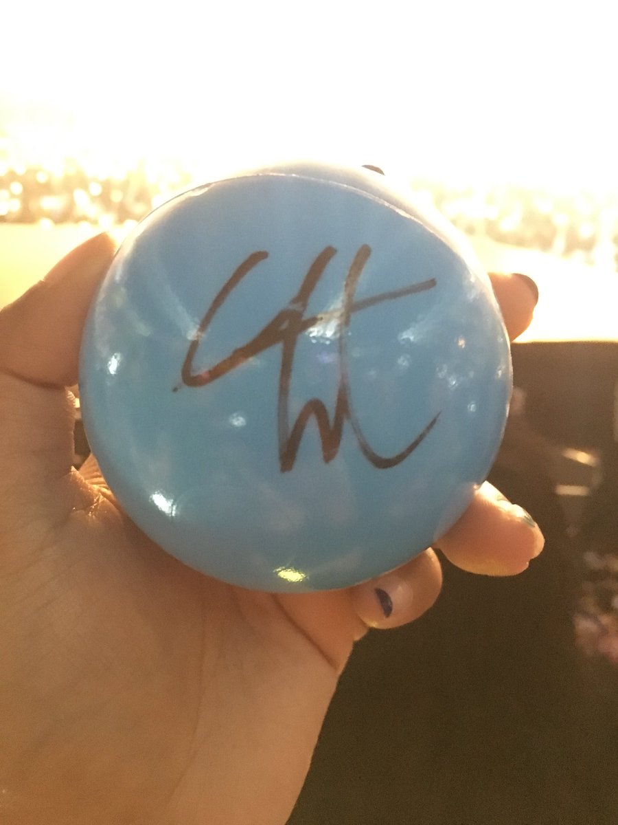 ifoundyouand_'s tweet photo. กรี้ดดดดดดดดดดด จากมือชานยอล ลายเซ็นชานยอลลลใช่ไหมอ่ะ ใครช่วยคอนเฟิร์มเราที กรี้ดดดกกดดก แม่จ๋าาาาาาาาาา แม่!!!! จะเป็นลม กรี้ดดสแวพสก่ห่ากนำรำ #ElyXioninBKKDay2 https://t.co/laWUkIlvau