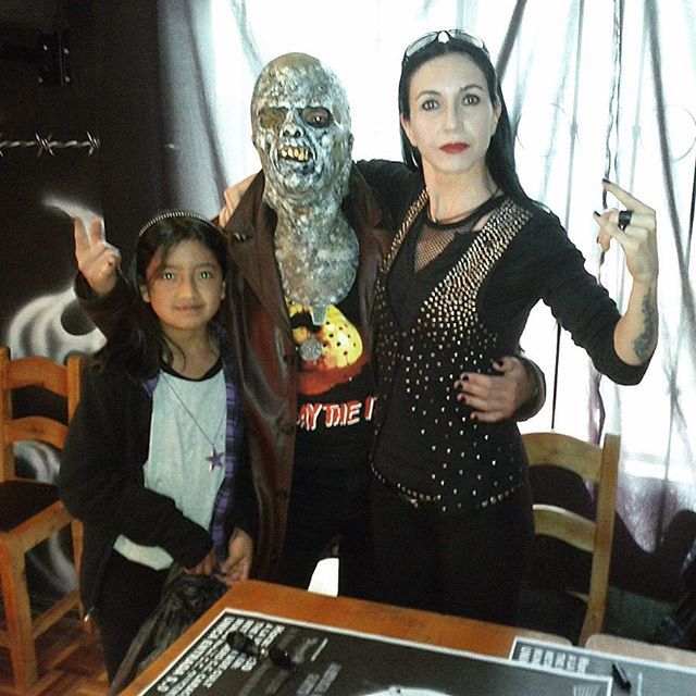 _Cadaveria_'s tweet photo. Slide-back Saturday aka making room in my phone memory. #quito #ecuador #tour2013 #ingoodcompany #cadaveria #cadaveriaherself #coolfans #meetandgreet #slidebacksaturday https://t.co/gKDWxvoqfg
