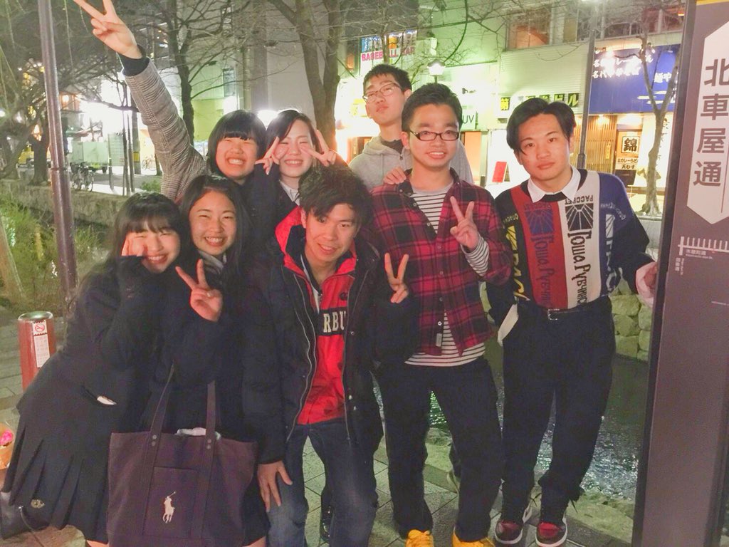 KisssssssYu's tweet photo. バスの中で思い出振り返り大会1人でしてた。。。
やっぱ卒業って寂しいな😭(今更) 
卒業してから、もう 2週間経ったとか怖すぎる😳

キャラ濃すぎ&amp;主張激しい国際が懐かしい&amp;大好き😂
.
love ya all😘 https://t.co/QitJ5ALvus