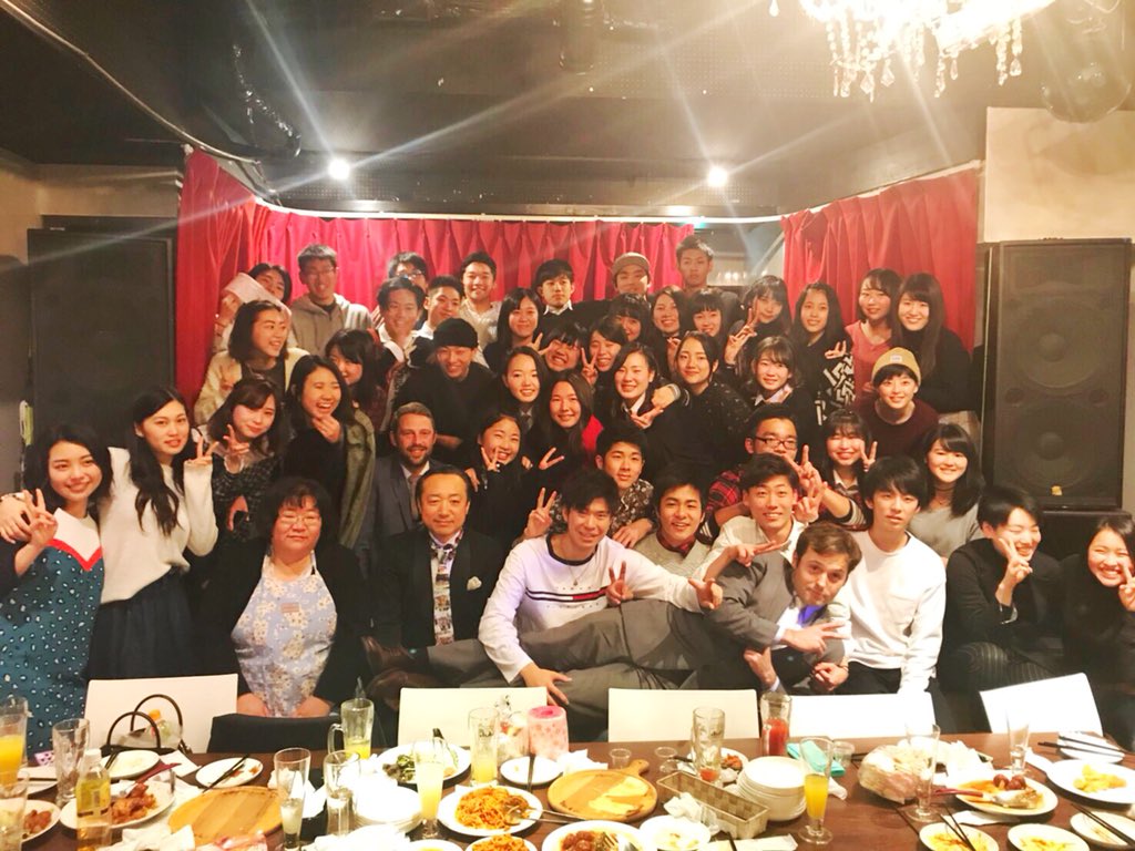 KisssssssYu's tweet photo. バスの中で思い出振り返り大会1人でしてた。。。
やっぱ卒業って寂しいな😭(今更) 
卒業してから、もう 2週間経ったとか怖すぎる😳

キャラ濃すぎ&amp;主張激しい国際が懐かしい&amp;大好き😂
.
love ya all😘 https://t.co/QitJ5ALvus