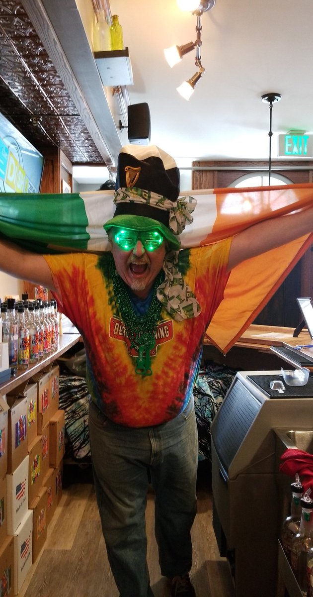 katrinaaa33's tweet photo. Come visit us! Get some green drinks and some luck! #DeadLightning #TouchTunesTV https://t.co/mTShBFtJZ7