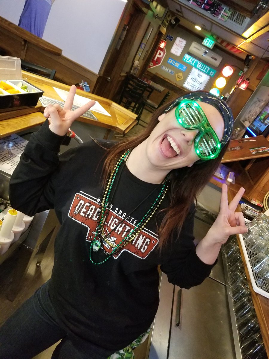 katrinaaa33's tweet photo. #DeadLightning #TouchTunesTV ST PATTYS DAY BITCHES! https://t.co/QrRQBRwVYW