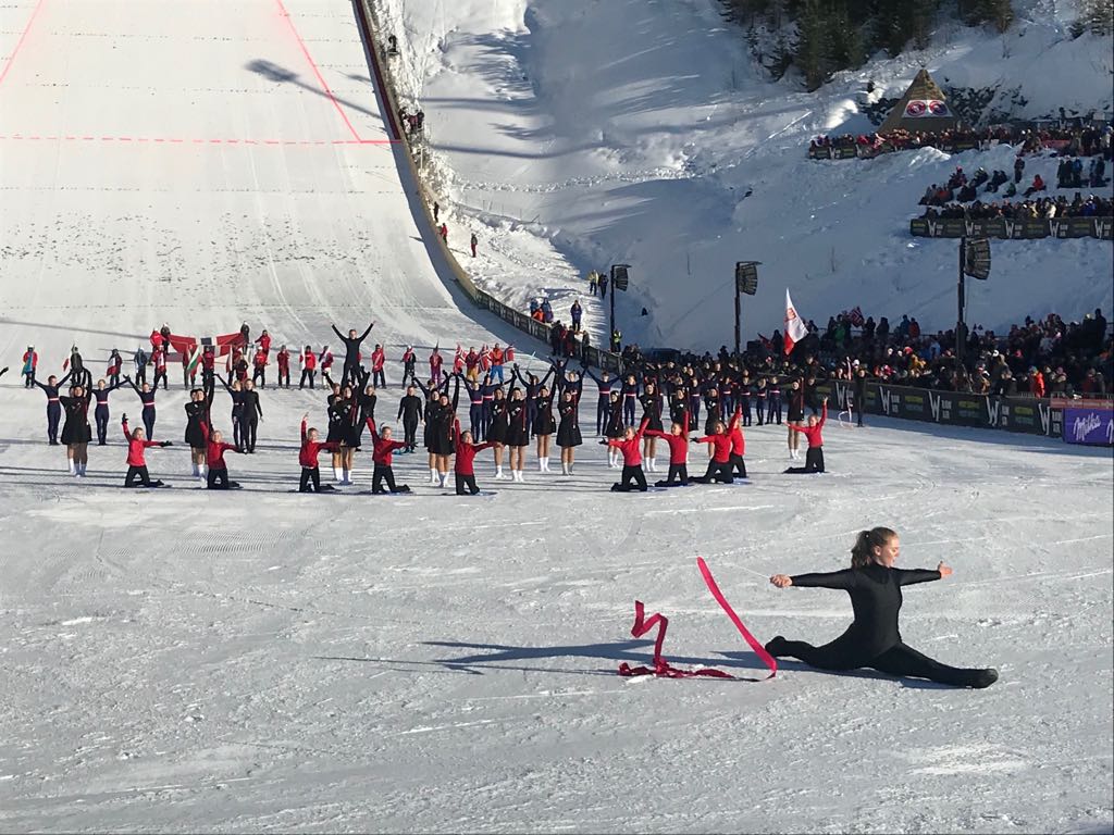 This is the warm-up for the team competition in #Vikersund at 4:15 pm CET!
#skijumping #skiflying #FISskijumping #RawAir2018