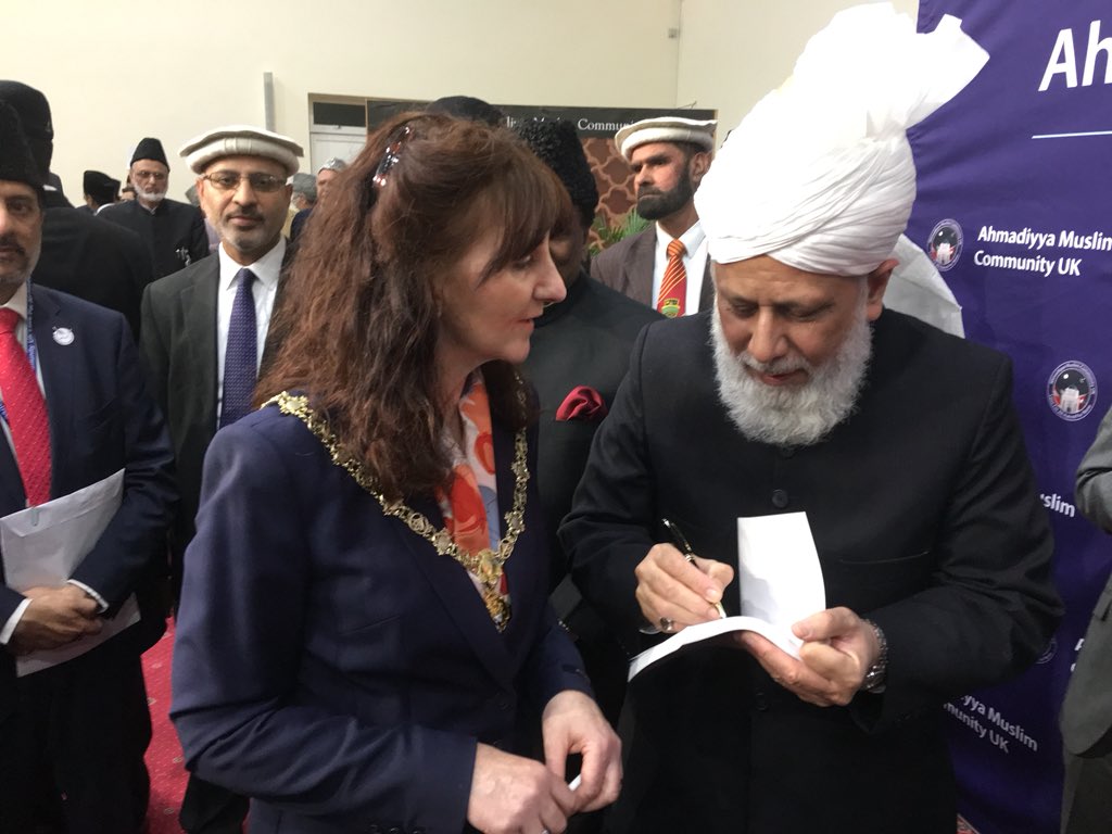 ChristinaFell14's tweet photo. @muslimtv I recall my invaluable visit as Mayor from @NELCouncil 2017 meeting Hazoor as he kindly signed ‘The Philosophy of the Teaching of Islam’. A memorable &amp; worth while experience to share with other interfaiths @bilalmahmooduk @dr_irfanmalik InshAllah all goes well #PeaceSymposiumUK https://t.co/QkvrK8e7k5