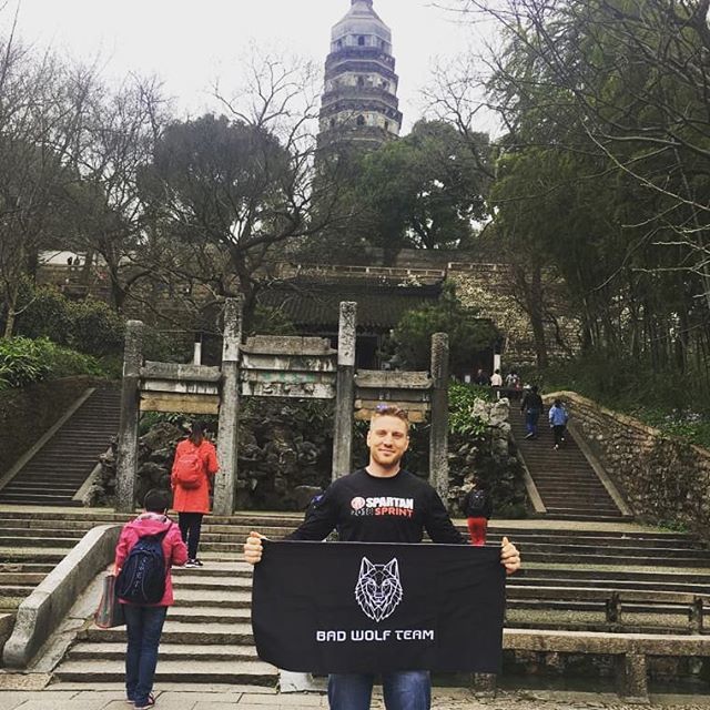 badwolfteam's tweet photo. Un saluto al nostro @ghezzi_teo in Cina a sventolare la bandiera dei lupi! #BadWolfTeam #LupiSelvaggi #OCR #SpartanRace https://t.co/eIOmkAraGD https://t.co/sQNxYhuBd6