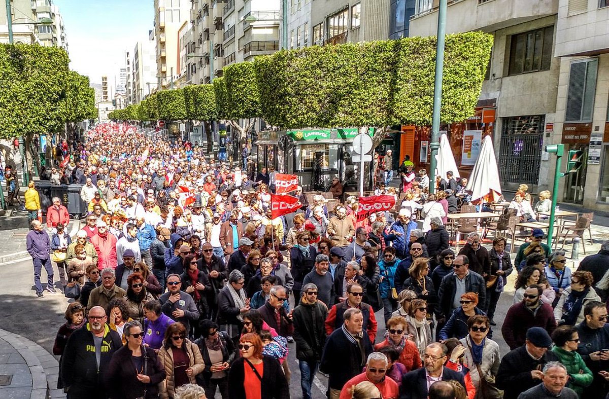 pcandalucia's tweet photo. 📢 ¡Andalucía ha salido a la calle a reclamar unas #PensionesDignas! 💪 Porque esta lucha representa a todas y a todos. Defendemos nuestro presente y futuro frente a quienes nos quieren robar nuestros derechos. https://t.co/hvyGkKZoD7