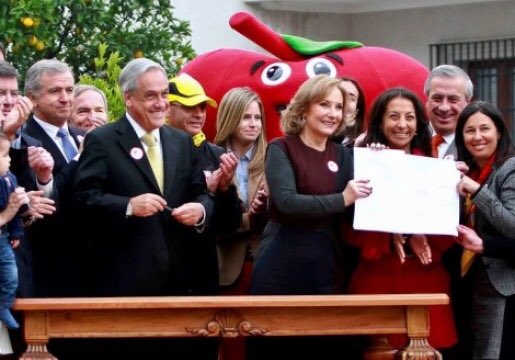 sebastianpinera's tweet photo. 7 años atrás le propusimos a los chilenos un cambio hacia una Cultura de Vida Sana con el programa @EligeVivirSano, que exitosamente lideró @ceciliamorel. Su entusiasmo y compromiso por promover beneficios de una vida más sana para los chilenos me llena de orgullo y admiración. https://t.co/jLM1kO75Vx
