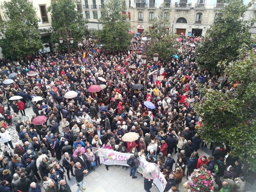 pcandalucia's tweet photo. 📢 ¡Andalucía ha salido a la calle a reclamar unas #PensionesDignas! 💪 Porque esta lucha representa a todas y a todos. Defendemos nuestro presente y futuro frente a quienes nos quieren robar nuestros derechos. https://t.co/hvyGkKZoD7