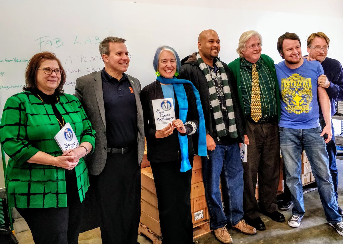 unmandersoncre's tweet image. It was wonderful to meet Sarah Boisvert of @FabLabHub and get her new book, #NewCollarWorkforce! Thanks to @SantaFeInc for hosting! #SantaFe