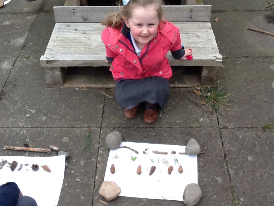 Making repeated patterns has never been so much fun!😀🌰🍂🍃
The Giraffe Class loved doing art outside although it was a bit chilly!