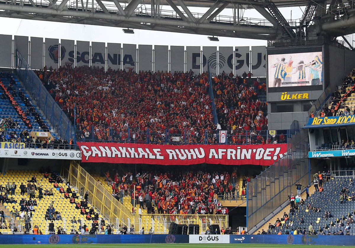 Kadıköy'de Galatasaray deplasman tribününde ultrAslan'ın pankartı: "Çanakkale ruhu Afrin'de!" #FBxGS