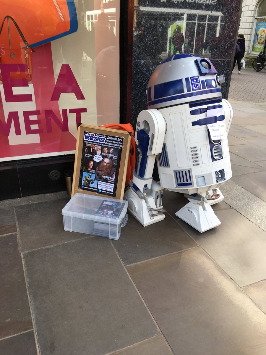 TinkerBole's tweet photo. Not every day you meet your favourite droid on the saucy high street! @emconcouk #worcestercomiccon #r2d2 https://t.co/kpzTFWnp8G
