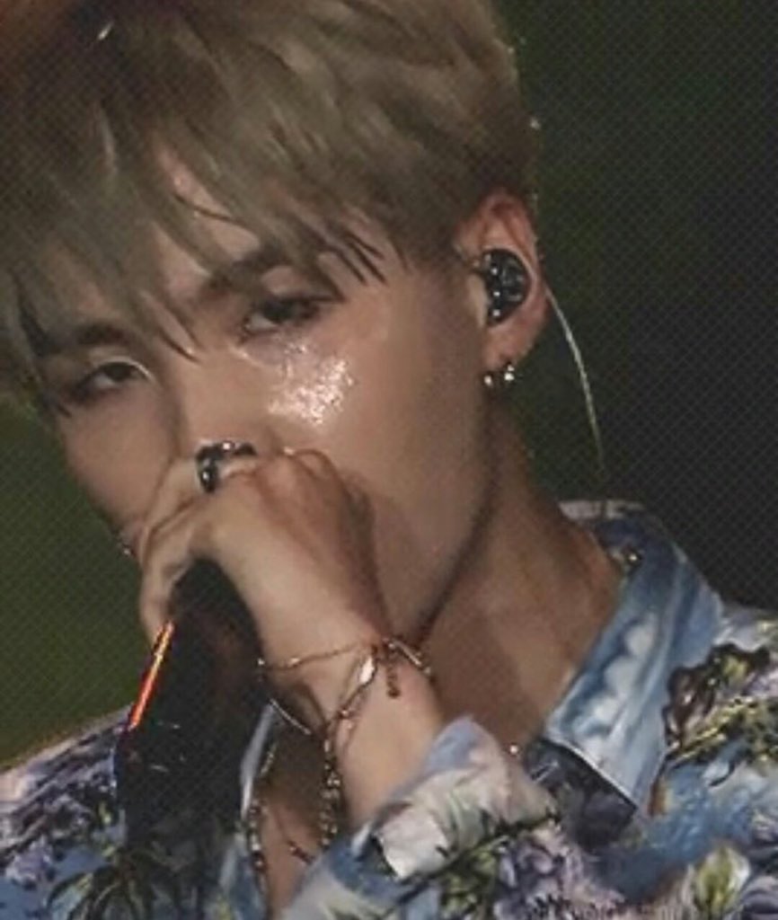 firtsIove's tweet photo. sweaty yoongi??? KILLED EVERYONE https://t.co/v4EM7BSDae
