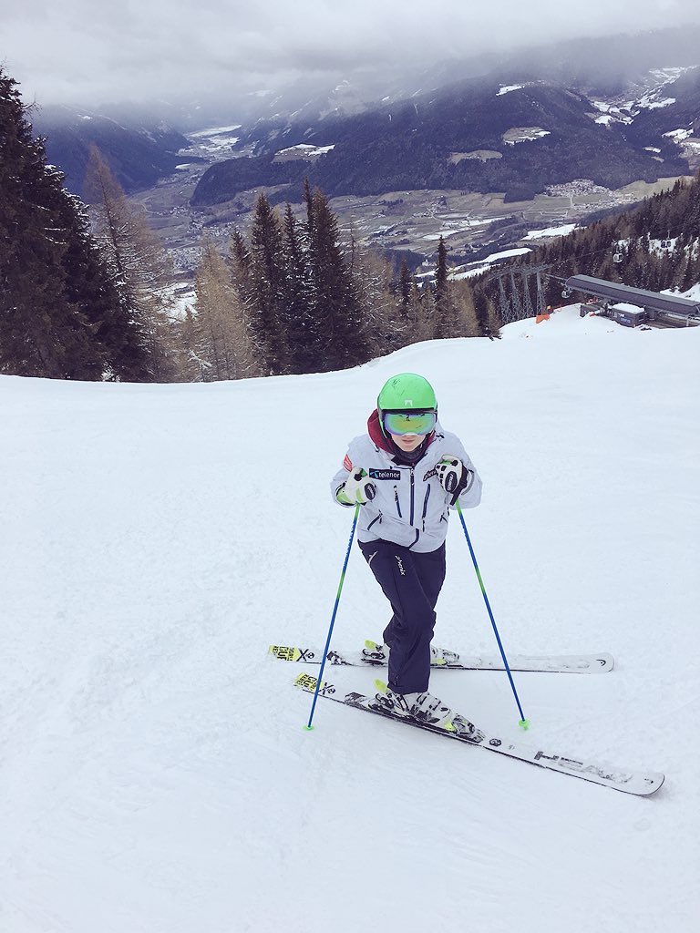 LInParadiseCity's tweet photo. It was quite a bad day for skiing but it was the last one of my season (probably) so I’m a bit sad 😥❤️
#winterkid https://t.co/lCphQXEBNc