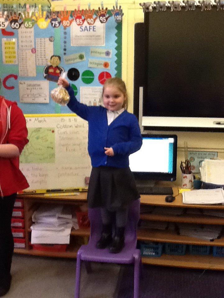 Science Day fun in the Giraffe Class! We investigated which materials would protect Humpty Dumpty the best. Super ideas, predictions and questions!