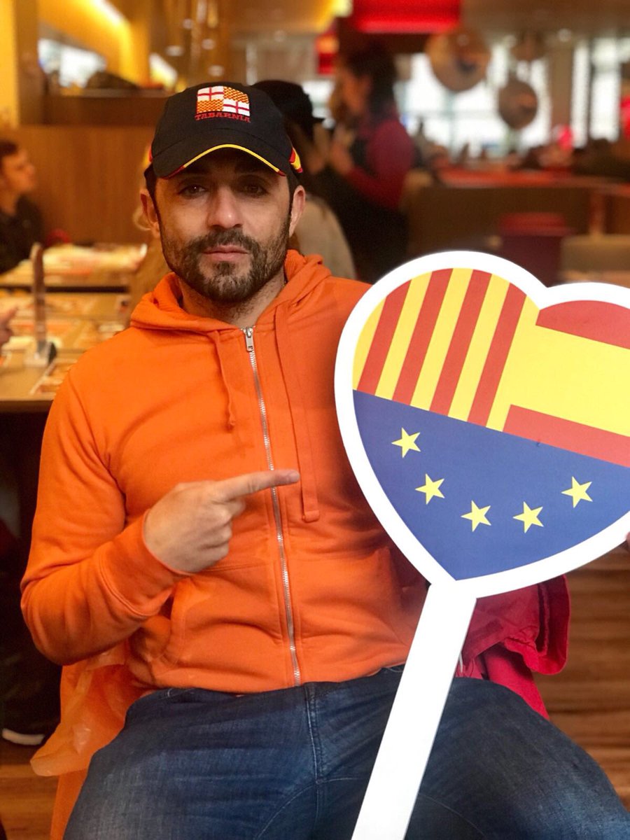 MPerdiguero_'s tweet photo. ¡Equipo 🍊!
Estamos con @Societatcc por la convivencia y la unidad de #España en #Madrid: "Dos colores, un sentimiento" ❤️💛
#SCCHolaMadrid https://t.co/ayJ5KyF1wx