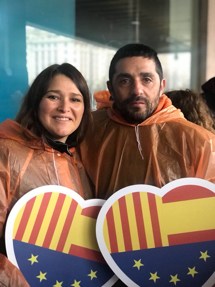 MPerdiguero_'s tweet photo. ¡Equipo 🍊!
Estamos con @Societatcc por la convivencia y la unidad de #España en #Madrid: "Dos colores, un sentimiento" ❤️💛
#SCCHolaMadrid https://t.co/ayJ5KyF1wx