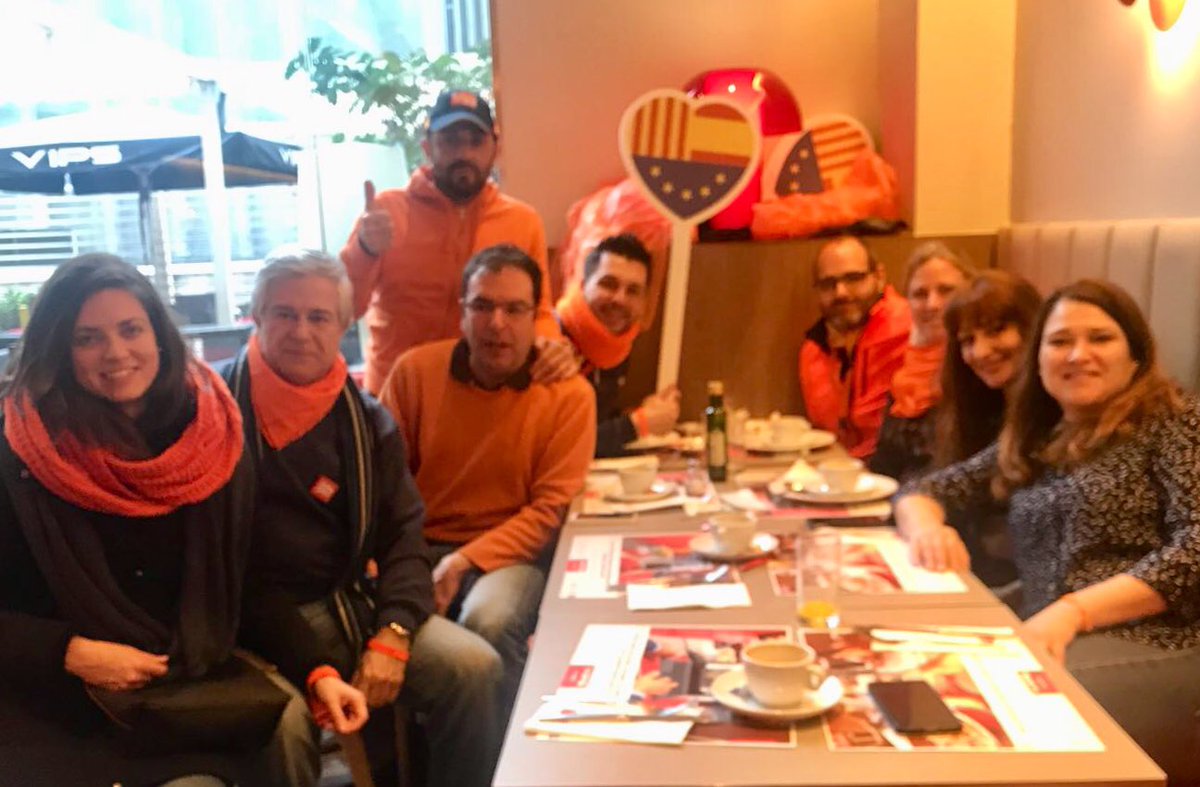 MPerdiguero_'s tweet photo. ¡Equipo 🍊!
Estamos con @Societatcc por la convivencia y la unidad de #España en #Madrid: "Dos colores, un sentimiento" ❤️💛
#SCCHolaMadrid https://t.co/ayJ5KyF1wx