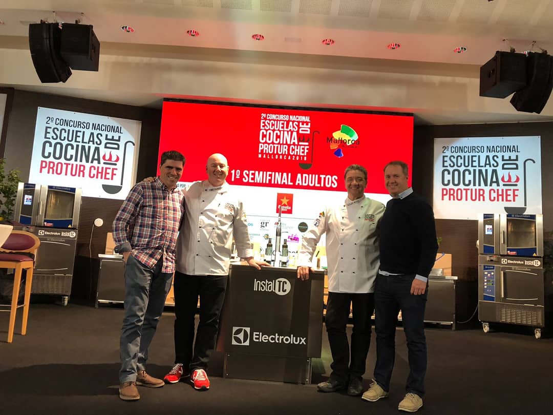 ElectroluxProES's tweet photo. Embajadores de lujo y nervios a flor de piel anoche en la 1semifinal del concurso @ProturChef @TomeuCaldentey @KoldoRoyo @proturhotels #InstalTC https://t.co/3LY5sOgIOw