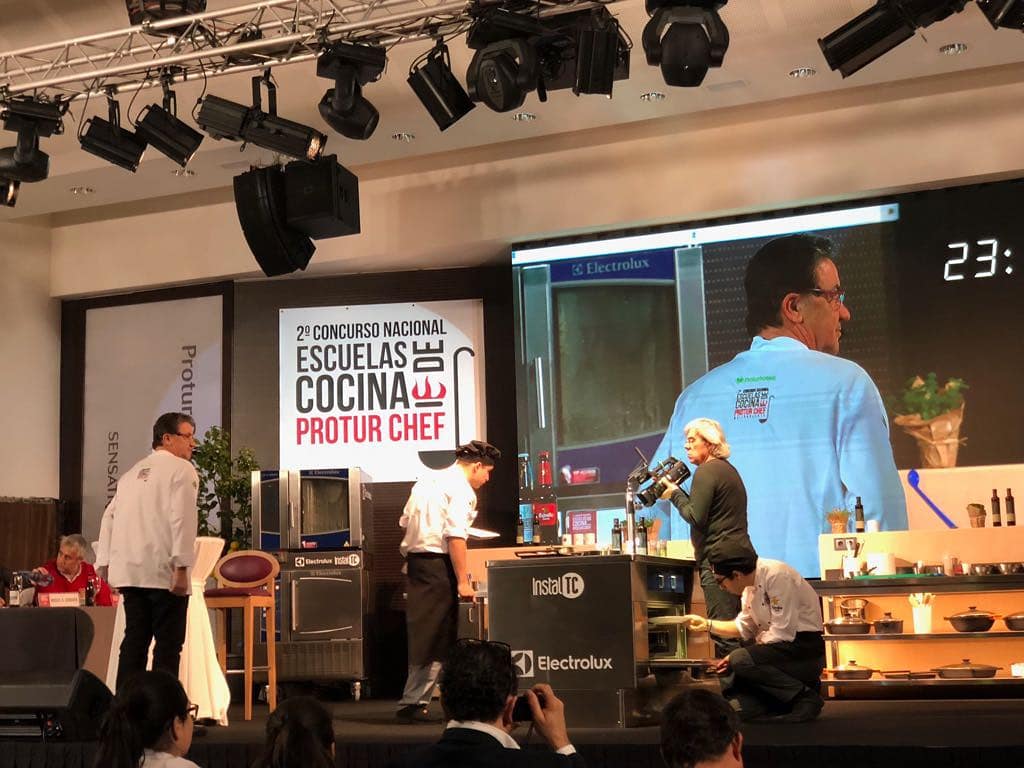 ElectroluxProES's tweet photo. Embajadores de lujo y nervios a flor de piel anoche en la 1semifinal del concurso @ProturChef @TomeuCaldentey @KoldoRoyo @proturhotels #InstalTC https://t.co/3LY5sOgIOw