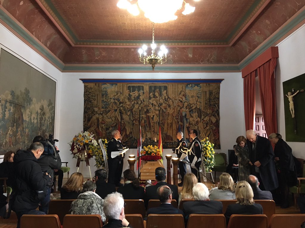 amoral07's tweet photo. El último Adiós al Maestro #LopezCobos en su pueblo natal en #Toro donde recibirá sepultura en una hora. 
Que Descanse en Paz! https://t.co/NMtsAUtGj8