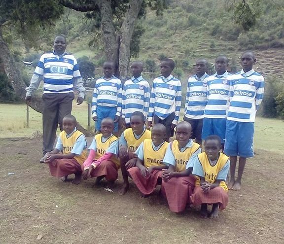 6500 miles away in Kenya, there are pupils of Kiboi Primary School proudly wearing their @OxCityFCkit sponsored by Headington @waitrose! #oxfordcityfc #Kenya #waitrose