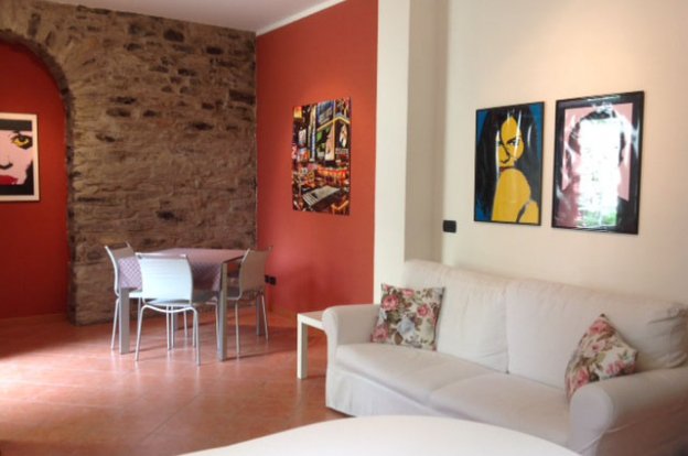 ItalyMagazine's tweet photo. For sale in #LakeComo: Spacious apartment in excellent condition, consisting of living room and open plan kitchen, large bedroom and bathroom. The apartment is located in Carate Urio, in the charming village of Urio. https://t.co/VkFZwBc98h #PropertyInItaly https://t.co/TNRBuQOAjg