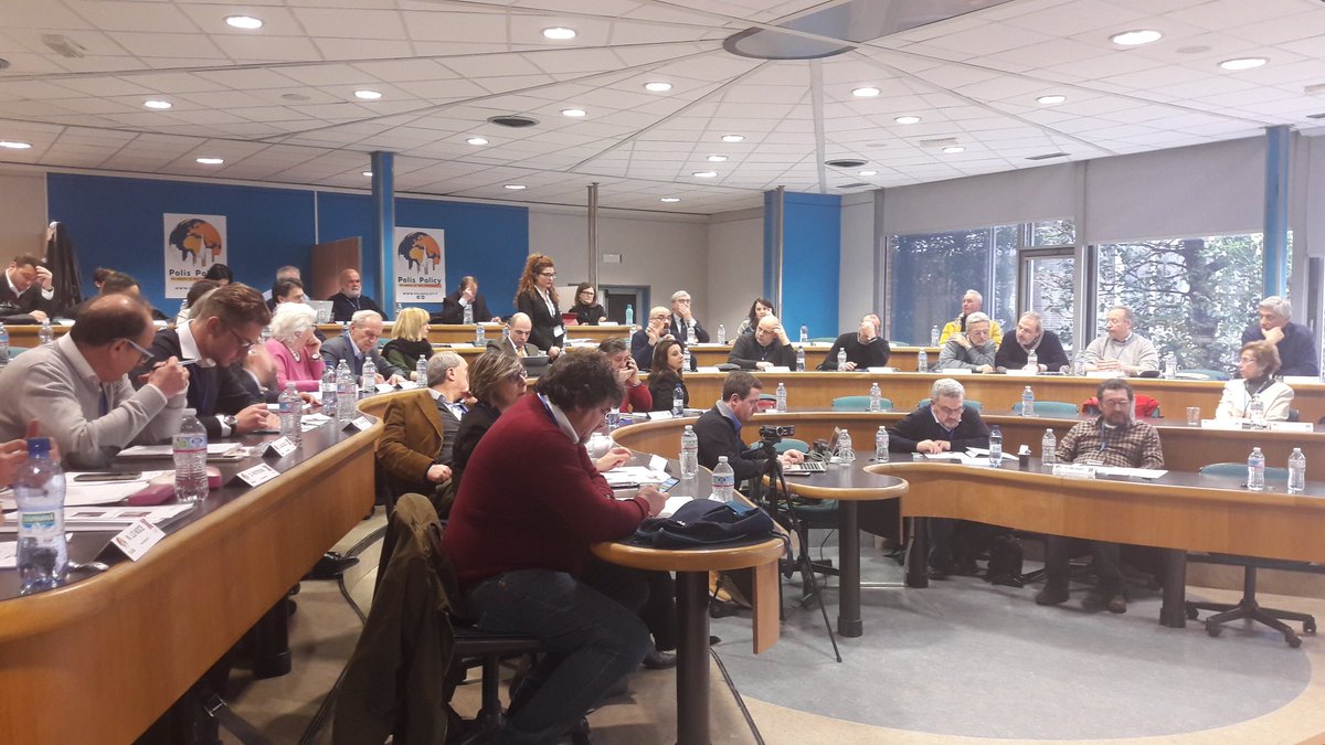 difendifuturo's tweet photo. Con le domande dal pubblico si chiude la prima fase della II Sessione di #PoP18: ci trasferiremo a breve in Sala Lauree per lo #speakinglunch con Gian Paolo Zanetta. https://t.co/VJvAHG2TvU
