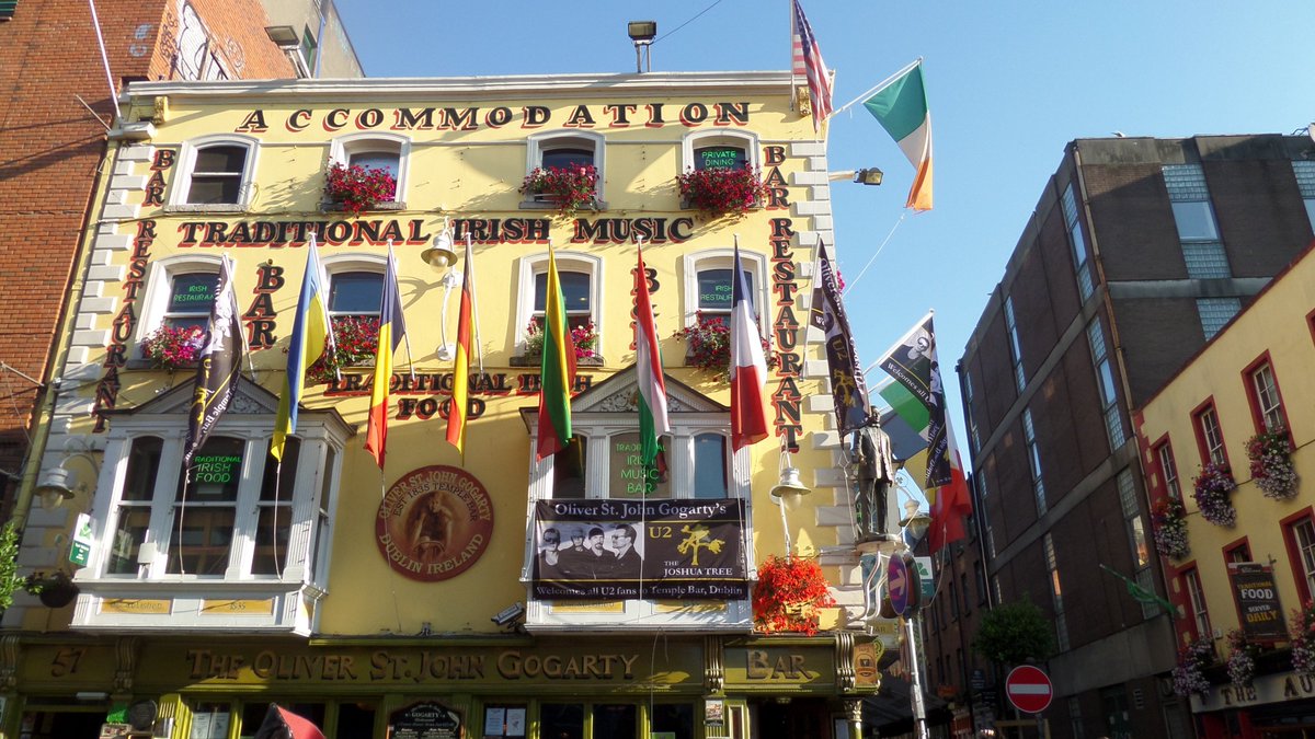 Vanai's tweet photo. Colorful Dublin #StPatricksDay #StPatricksDay2018 
''May your heart be light and happy, may your smile be big and wide, and may your pockets always have a coin or two inside!'' - Irish proverb 🇮🇪#allwedoistravel #Ireland 🍻#TempleBar https://t.co/Afx4emsD5s
