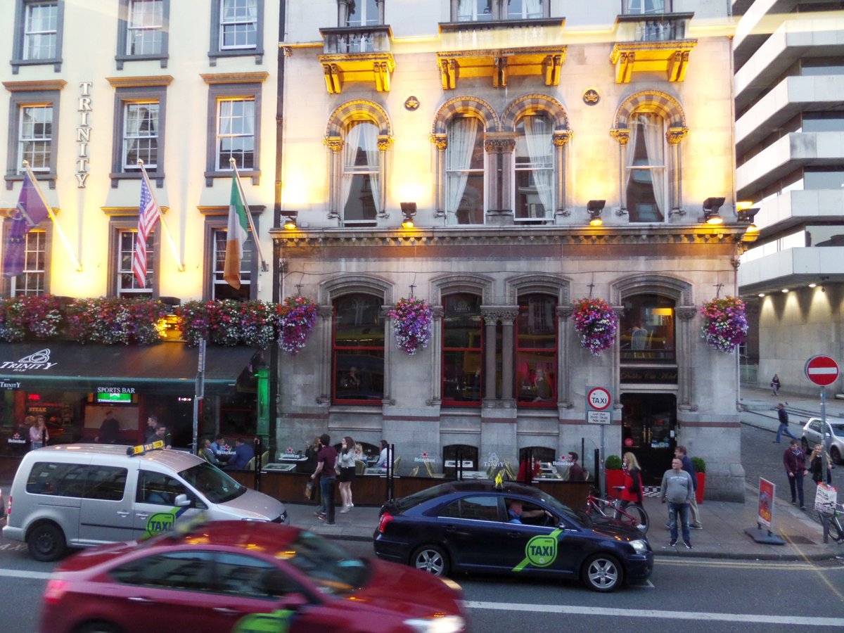 Vanai's tweet photo. Colorful Dublin #StPatricksDay #StPatricksDay2018 
''May your heart be light and happy, may your smile be big and wide, and may your pockets always have a coin or two inside!'' - Irish proverb 🇮🇪#allwedoistravel #Ireland 🍻#TempleBar https://t.co/Afx4emsD5s