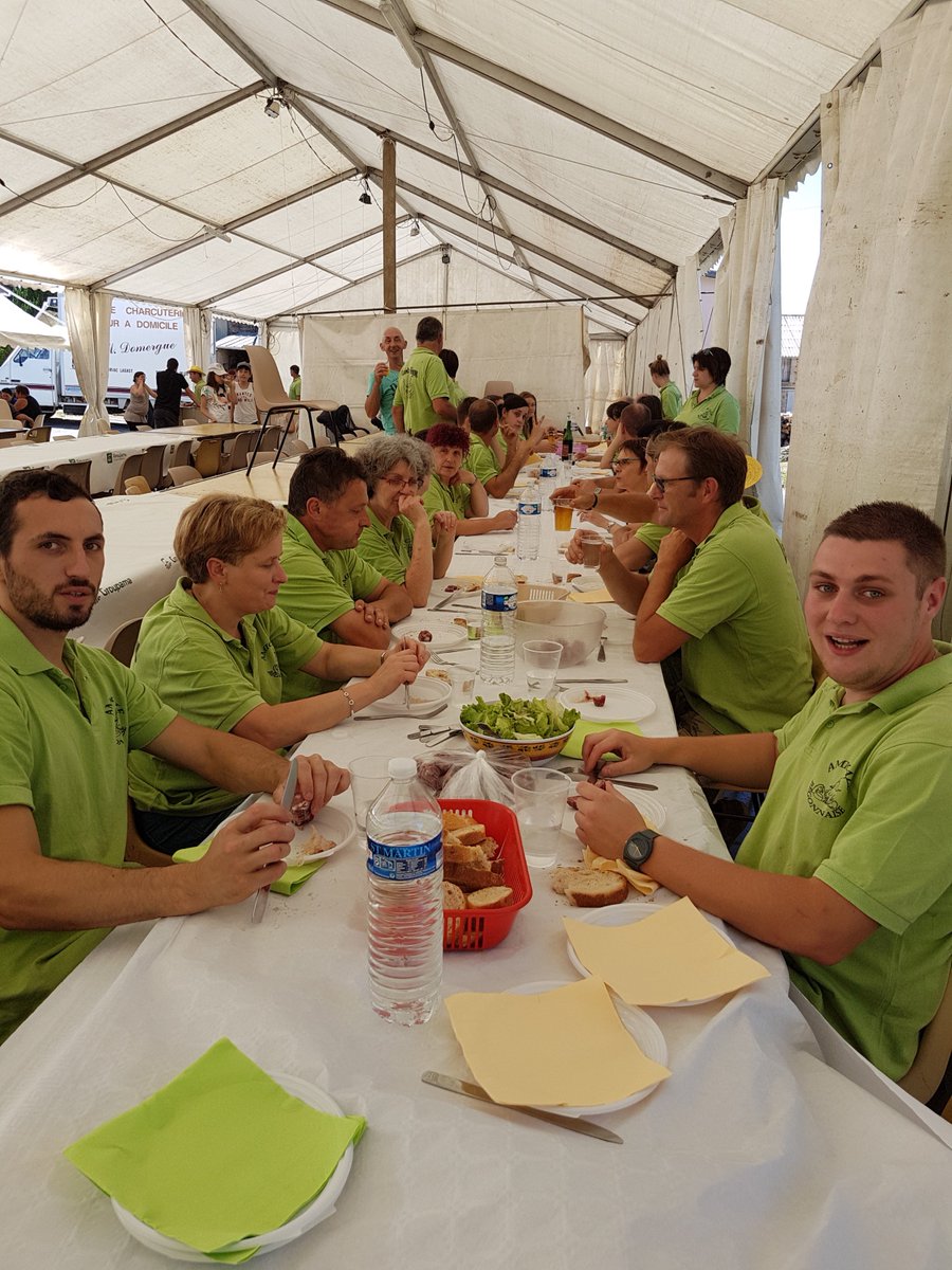 ABegon12's tweet photo. #ViensABegon les bénévoles de Begon pour la fête du Cabrit dernier dimanche de Juin . La en 2017. Ambiance chaleureuse et équipe jeune! https://t.co/T48tuZ6423