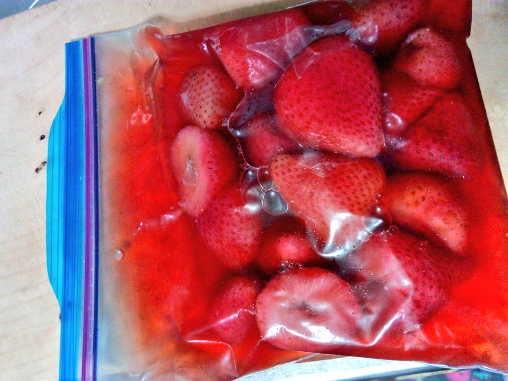 ジップロック 冷凍苺 砂糖 ウイスキー で出来る悪魔の飲み物が原液でもグイグイイケるヤバさ Togetter ジップロック 冷凍苺 砂糖 ウイスキー で出来る悪魔の飲み物が原液でもグイグイイケるヤバさ Togetter