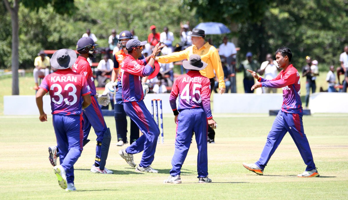 At the half-way stage of today's #CWCQ play-offs...

🇵🇬 200 all out v 🇭🇰 
🇳🇱 189/9 v 🇳🇵

Follow the chases LIVE! 

#NEDvNEP: bit.ly/CWCQ-27
#PNGvHK: bit.ly/CWCQ-26