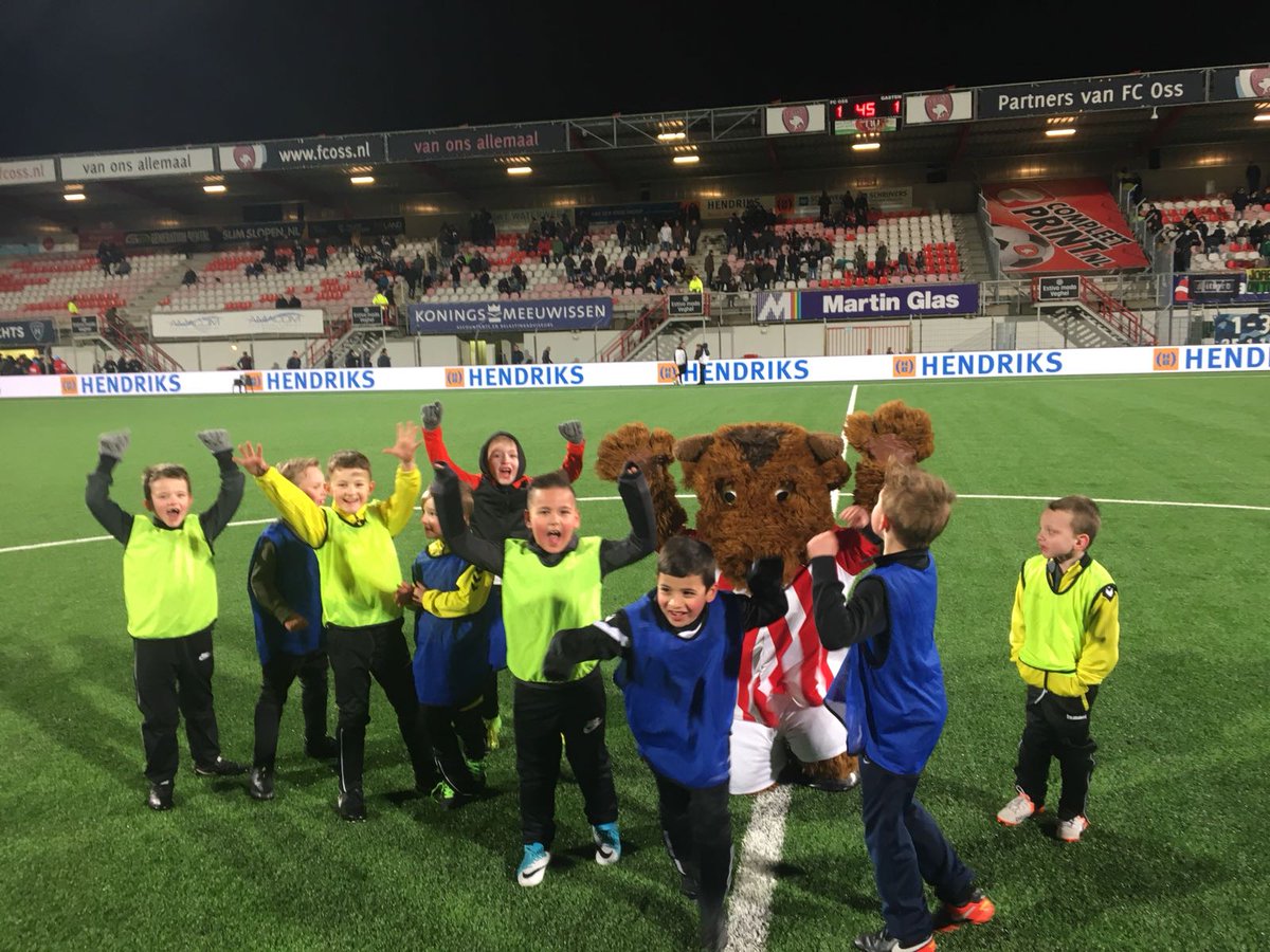 Bas_Hoetink's tweet photo. De kou deert de mini's van @rksvmargriet niet! Voetballen in een ECHT stadion bij @fcoss_09 gaaf! @SEC_Oss https://t.co/rAtzh49XEJ