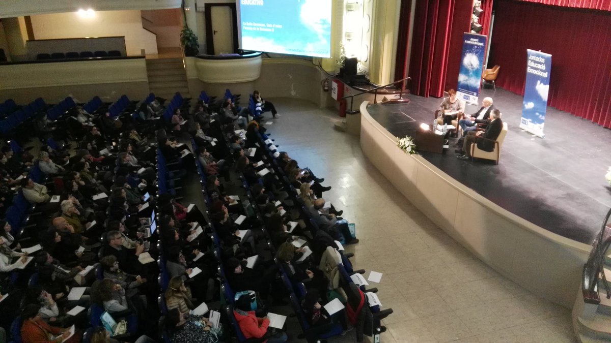 JEmocional's tweet photo. Assistim al diàleg entre l'@Anna_Carpena i en @BisquerraRafael, moderats pel @AntoniGiner. Molt i molt interessant 👏👏 https://t.co/JcDCUXtpbb