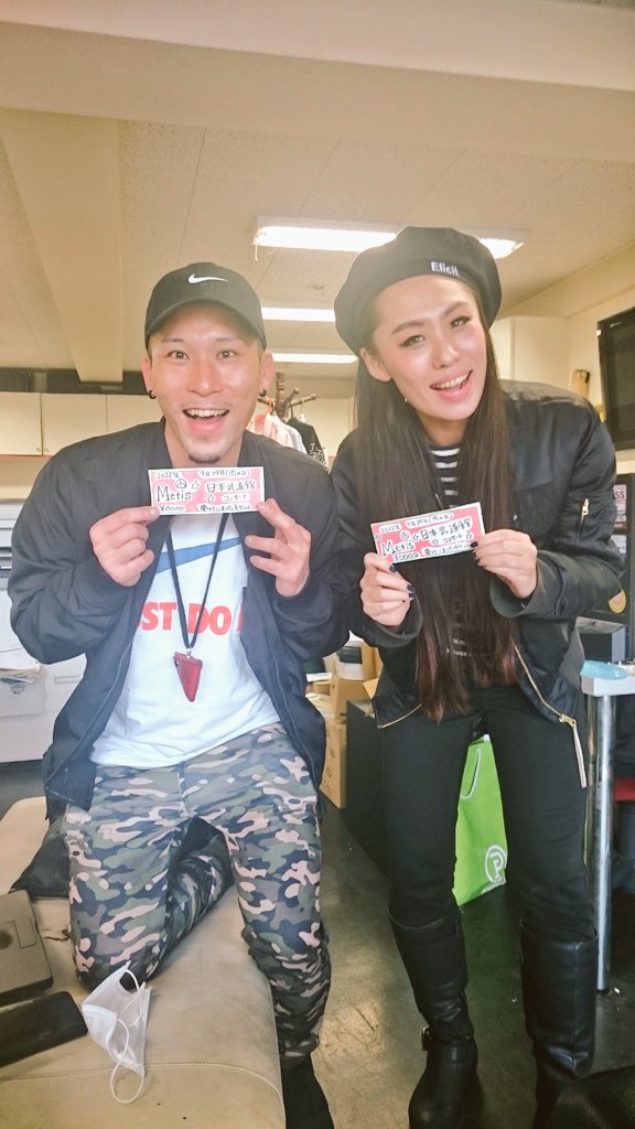 MetisOFFICIAL's tweet photo. メティス夢のチケットをアーティストのみんなに渡したぞー🔥財布の中に入れてしっかり持っとってくれるらしい❗
MEGAHORNさん、セレクターのパルック、Natural radio stationのLico君、Vog君

#滋賀 #メティス #ライブ https://t.co/QdgzJBSvcr