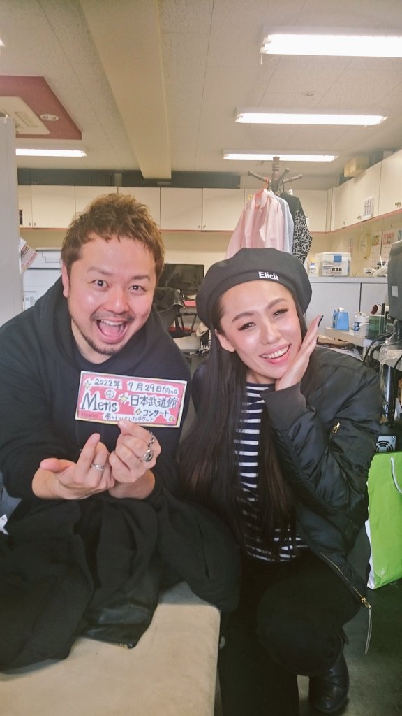 MetisOFFICIAL's tweet photo. メティス夢のチケットをアーティストのみんなに渡したぞー🔥財布の中に入れてしっかり持っとってくれるらしい❗
MEGAHORNさん、セレクターのパルック、Natural radio stationのLico君、Vog君

#滋賀 #メティス #ライブ https://t.co/QdgzJBSvcr