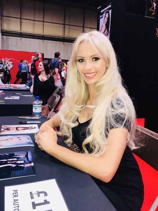 This #Comic Con is so much fun!! The people watching is EVERYTHING!! Still looking for the Pink Power<a href="/tag/comic"class="tags">#Comic</a>