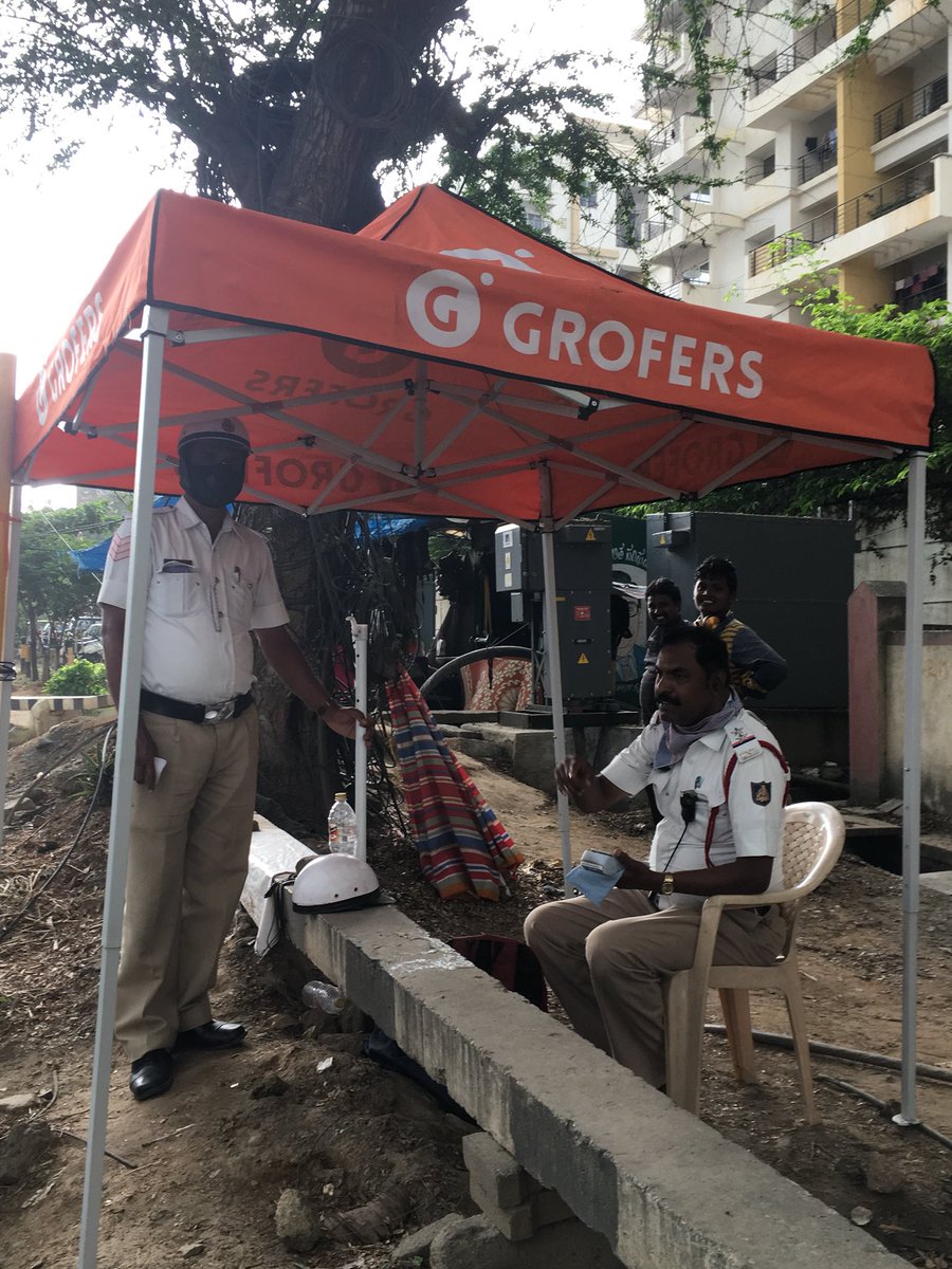 Ramya214's tweet photo. @AddlCPTraffic @SarjapurRd_Mess @blrcitytraffic @DCPTrEastBCP @goyal_abhei @hsrltrafficps @Grofers @AcpSe #sarjapurrdmess-Right in time for the mango showers,a better shelter for our BTP friends.Thank U, Grofers for the canopy.Public Police Partnership-BTP helps us,we help them. https://t.co/UiefHV3vPx