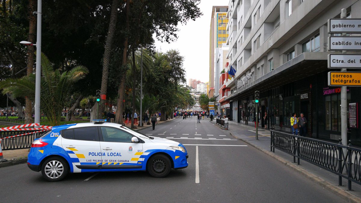 PoliciaLPA's tweet photo. Y en San Telmo ya se mueve la #manifestación hacia León y Castillo con destino en Plaza de la Feria.

Dispositivo de tráfico y seguridad durante su transcurso hasta las 15:00 horas. https://t.co/qmn7lwfH1i