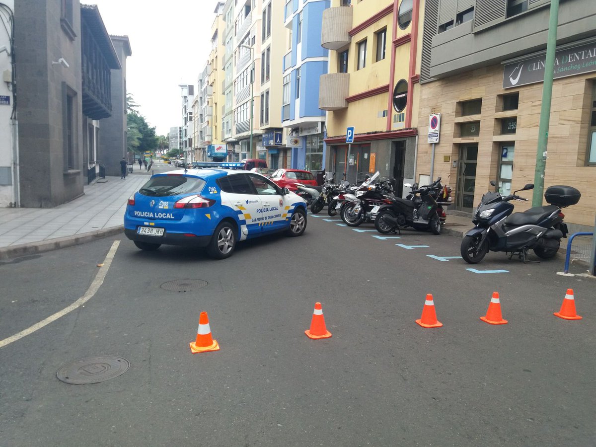 PoliciaLPA's tweet photo. Y en San Telmo ya se mueve la #manifestación hacia León y Castillo con destino en Plaza de la Feria.

Dispositivo de tráfico y seguridad durante su transcurso hasta las 15:00 horas. https://t.co/qmn7lwfH1i