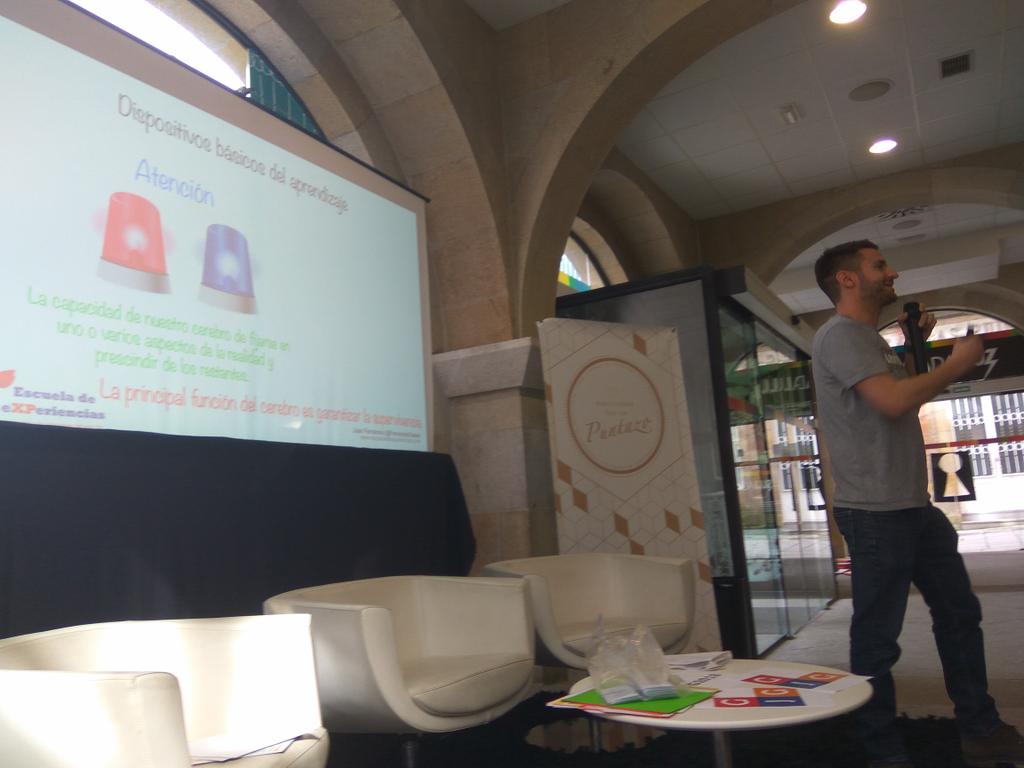 GamificationJam's tweet image. Y llegó el momento de @FernandezGalera hablando de disparadores de atención y haciéndonos pasar un buen rato de risas y aprendizaje 👌👌👏👏