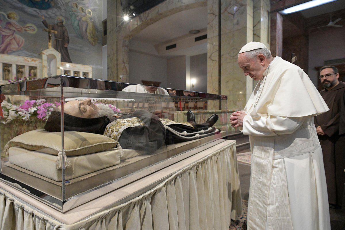 HannahBrockhaus's tweet image. #PopeFrancis prays before the body of Padre Pio in the Sanctuary of Santa Maria delle Grazie in San Giovanni Rotondo. (Copyright: Vatican Media.)