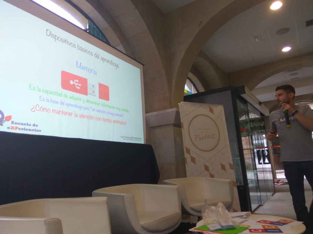 GamificationJam's tweet image. Memoria o USB? La definición es muy similar. Grande @FernandezGalera en su ponencia!!