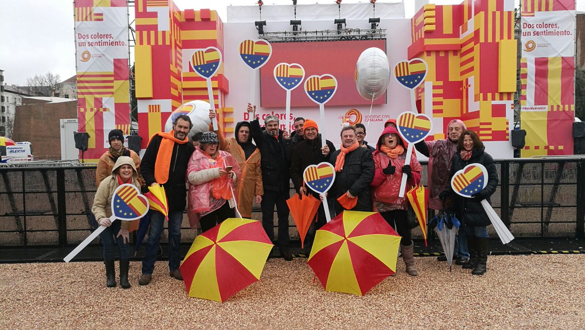 CsColmenarViejo's tweet photo. 📷 Aunque la concentración "Dos colores, un sentimiento" se ha suspendido por la lluvia, la @CsColmenarViejo y otros compañeros de otras agrupaciones hemos querido mostrar nuestro apoyo a la @Societatcc 💛❤
#SCCHolaMadrid https://t.co/kS1ziuPYLD
