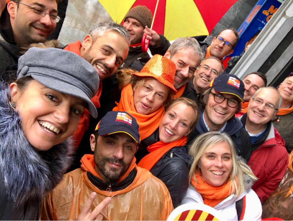 MPerdiguero_'s tweet photo. A pesar de la lluvia y la nieve en #Madrid hemos demostrado que a los 🍊 nos mueve un sentimiento 👉🏻 la convivencia y la unidad de #España"
Dos colores, un sentimiento" ❤️💛
#CsTeam #SCCHolaMadrid #Tabarnia https://t.co/EJn52dGUKL