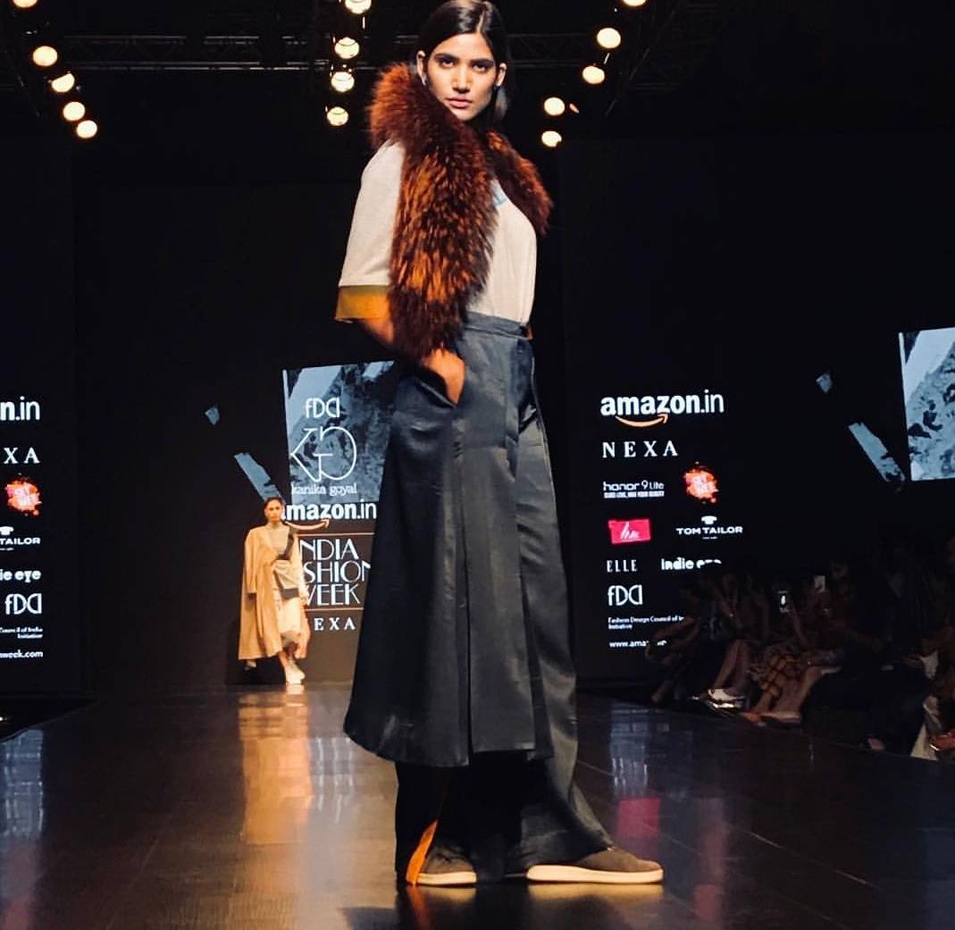 modistadxb's tweet photo. Chic ensembles by @kanikagoyal15 at @thefdci #amazonindiafashionweek
Day 4
#AIFWAW18 #aifw #kanikagoyal #kanikagoyallabel #thefdci #letitpret #runway #luxurypret #fashionstyle#fashiondaily #celebrity#fashionweek #fashionlovers #fashiongram #fashionistas #getthelook #modistadxb https://t.co/cH2k0VFAhj