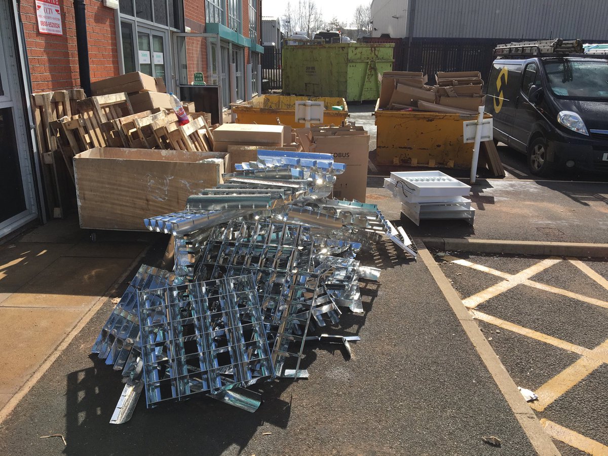 19grant83's tweet photo. Big LED swap over in a office today !! Over 400 panels swapped in a day and no disruption to the company 💡 https://t.co/g9GvzfVKgG