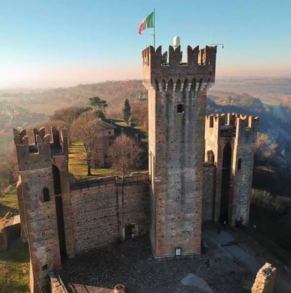 visitvaleggio's tweet photo. Causa mal tempo, l'apertura delle torri del #CastelloScaligero è rimandata a domani. (Foto Marco Valetti) https://t.co/lbPNKhU8A1