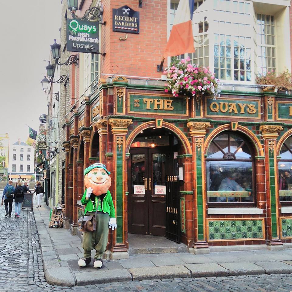 Vanai's tweet photo. Sláinte! #StPaddysDay #StPatricksDay2018 #StPatricksDay #Dublin #Quays #Ireland #TempleBar https://t.co/k7ncVAb19E